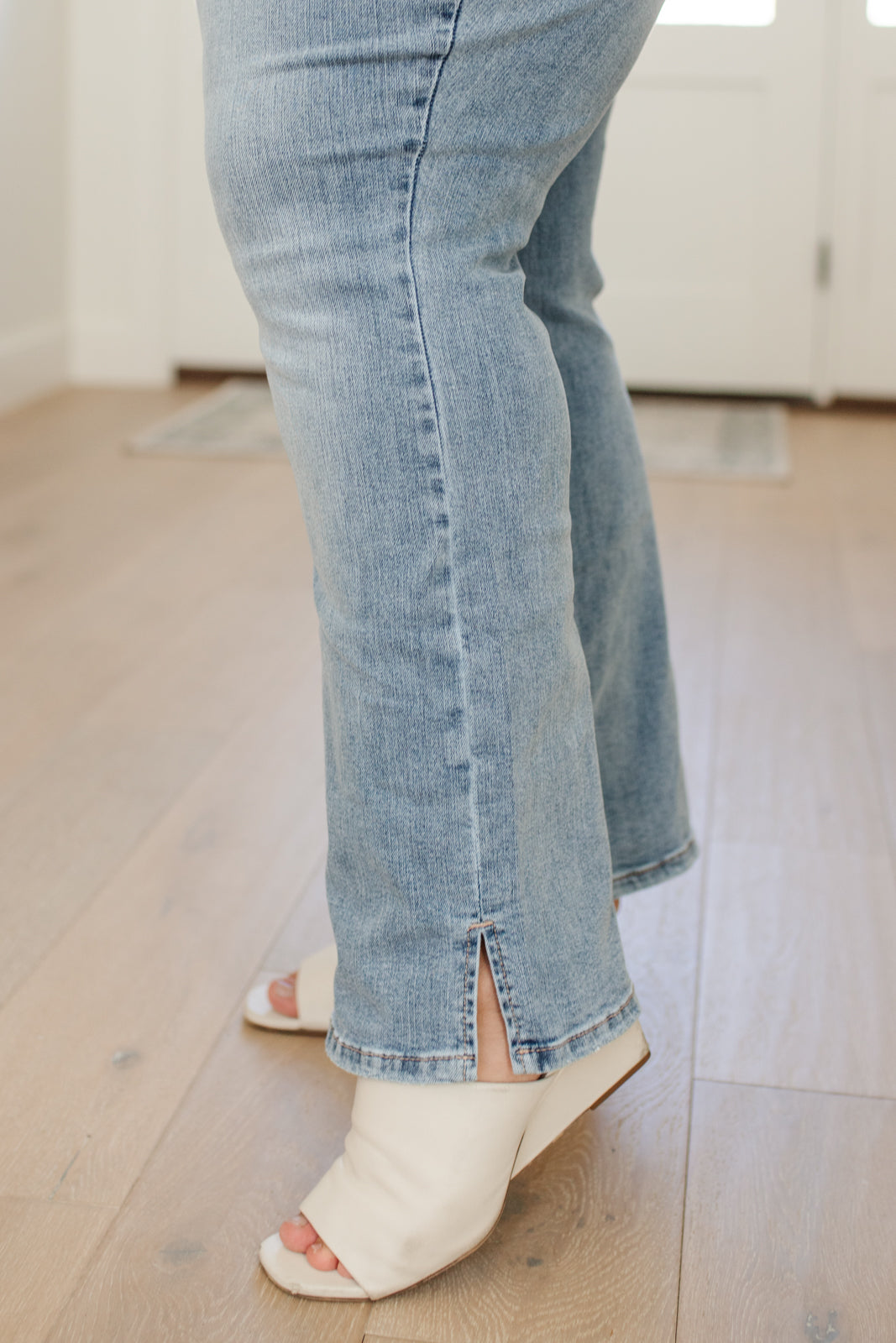 Hi-waisted Slim Bootcut w/ Slit Hem