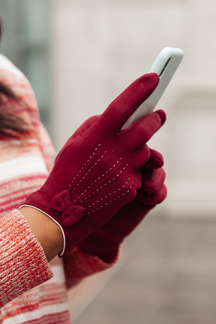 It's A Wonderful Life Gloves in Burgundy