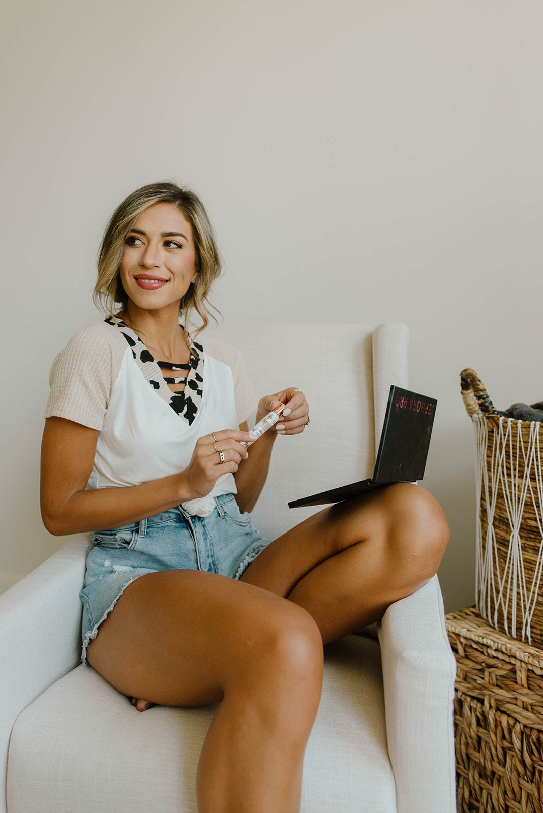 Strappy & Spotty V Top In Taupe